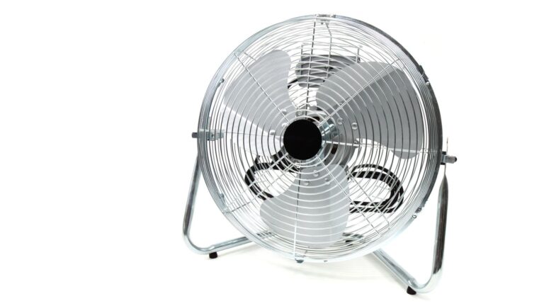 Banner de ventilador torre em cozinha moderna