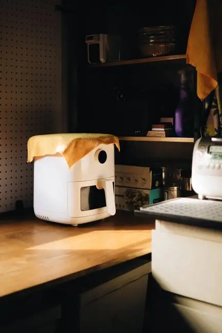 Air fryer em bancada de cozinha; imagem ilustrativa
