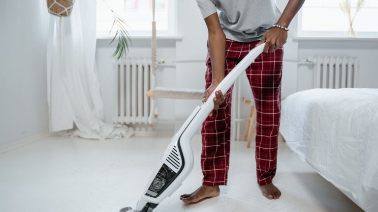 5 aspiradores verticais para limpeza rápida: 3 sem fio e 2 com fio