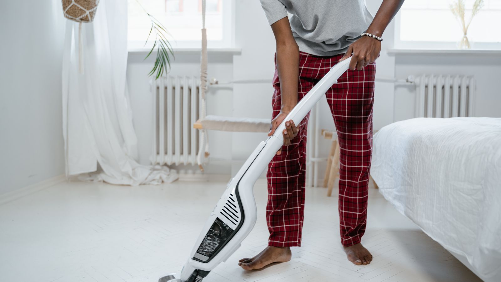 5 aspiradores verticais para limpeza rápida: 3 sem fio e 2 com fio