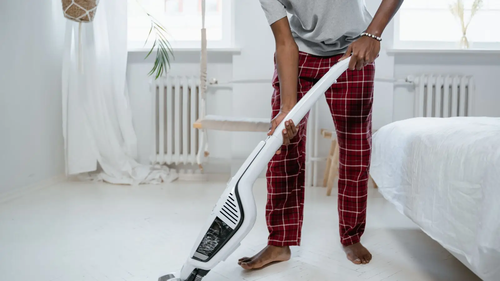 5 aspiradores verticais para limpeza rápida: 3 sem fio e 2 com fio