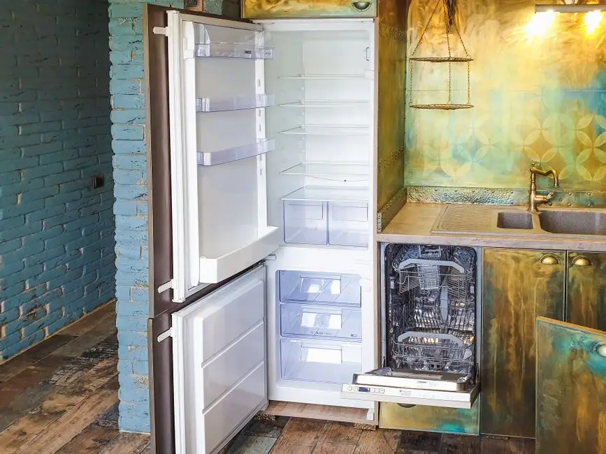 Geladeira frost free aberta e organizada; imagem meramente ilustrativa