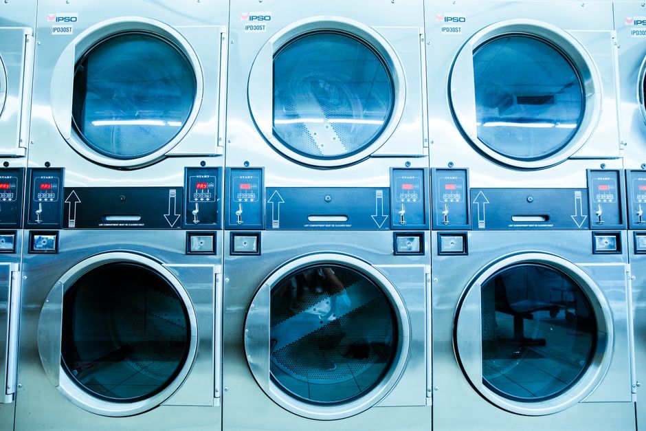 Máquina de lavar moderna com painel eletrônico em lavanderia