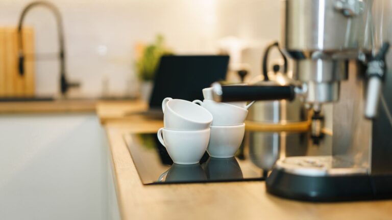Banner de cafeteira expresso em cozinha moderna
