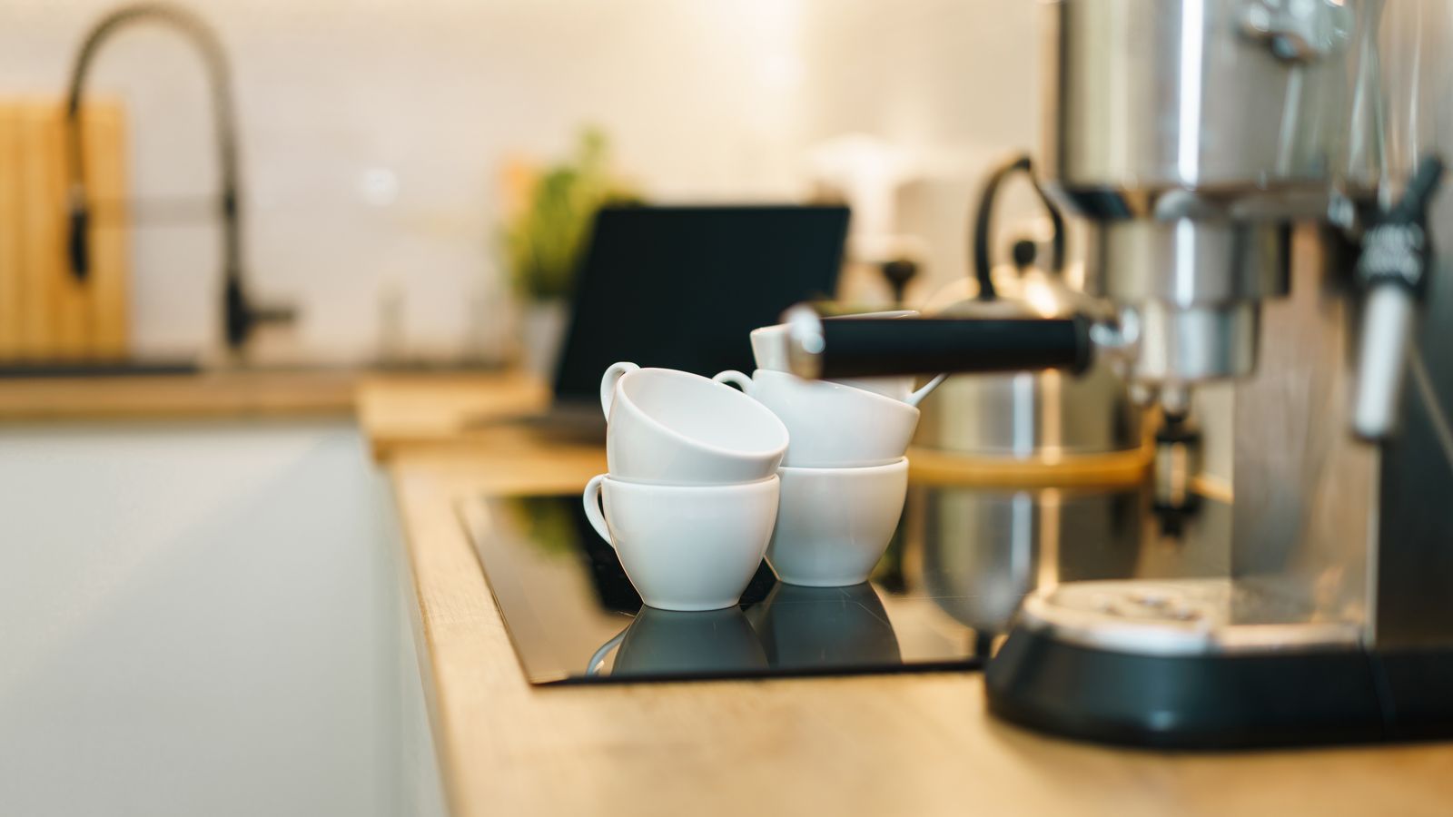 Banner de cafeteira expresso em cozinha moderna