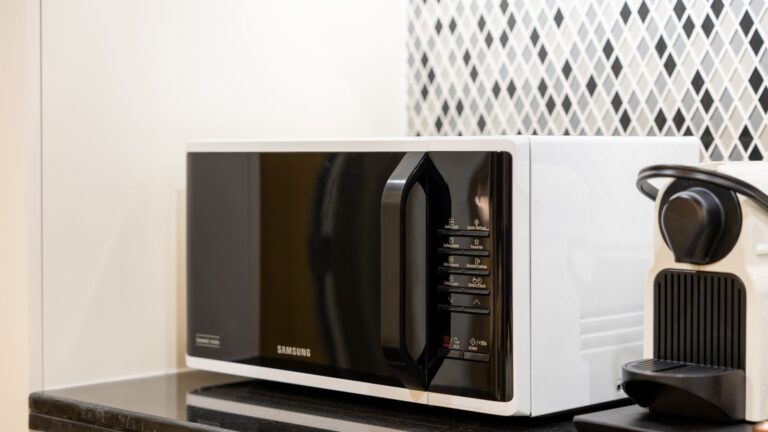 Micro-ondas com air fryer vale a pena? O que observar antes de comprar