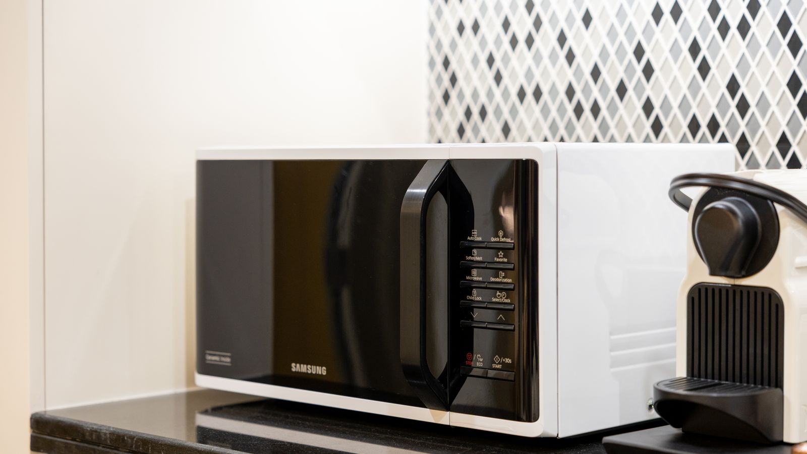 Micro-ondas com air fryer vale a pena? O que observar antes de comprar