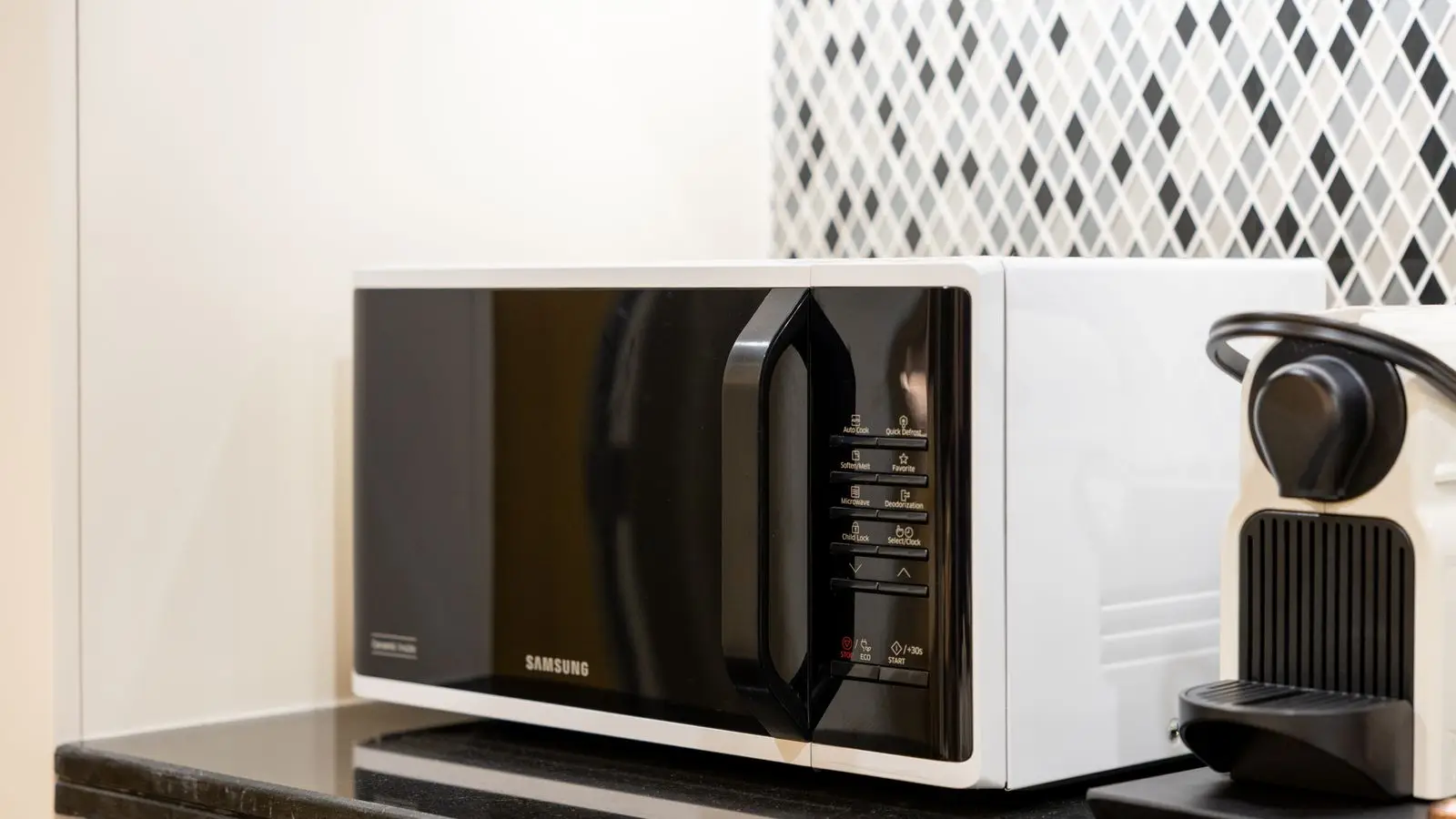 Micro-ondas com air fryer vale a pena? O que observar antes de comprar