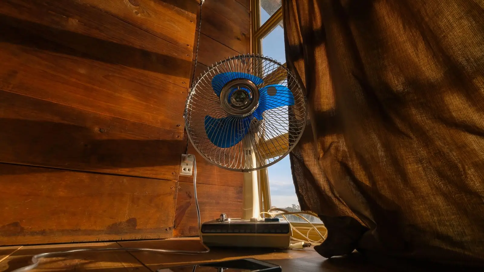 Ventilador torre ou climatizador: qual o melhor para refrescar a casa?