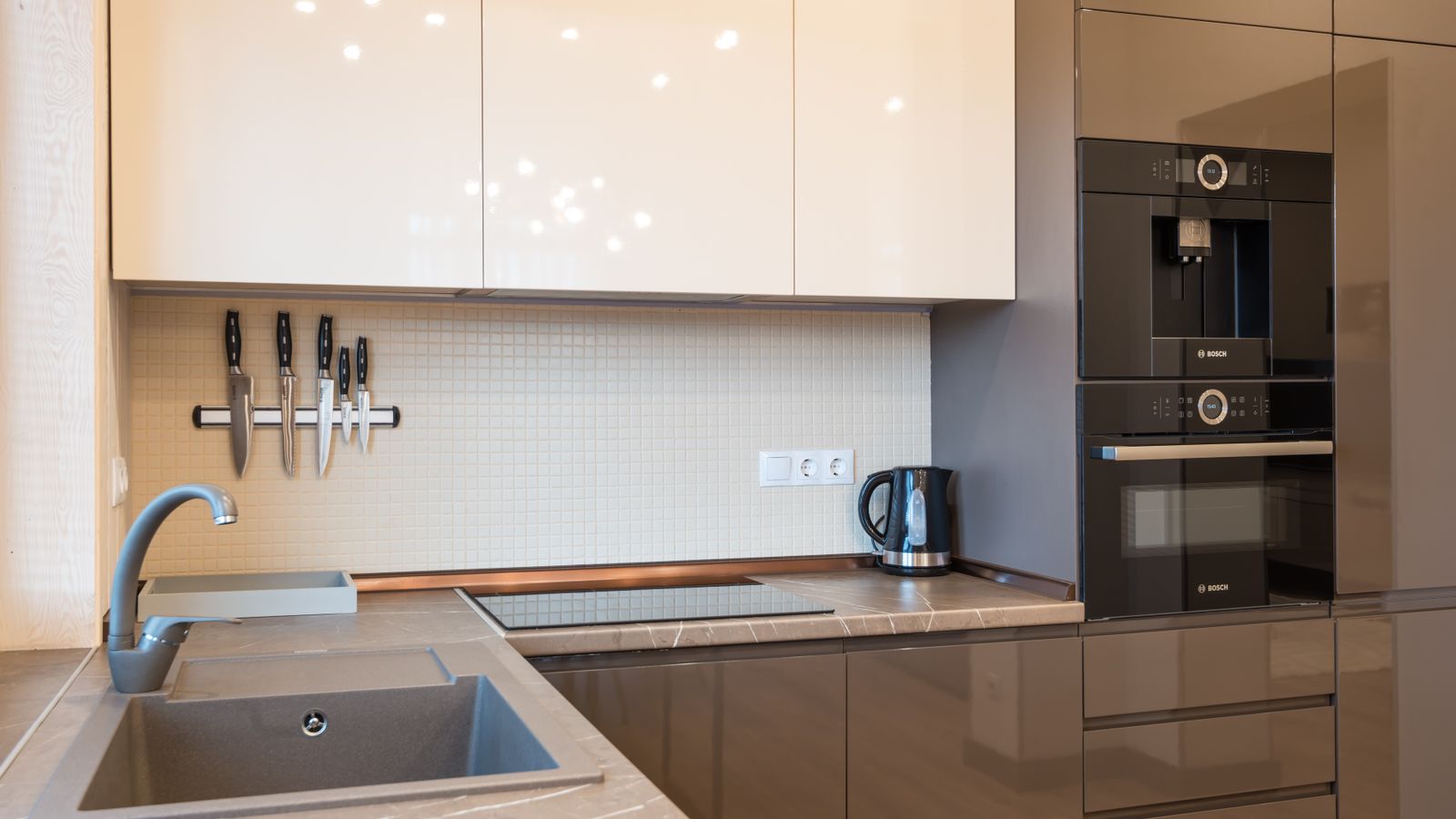 Banner de sanduicheira em cozinha moderna