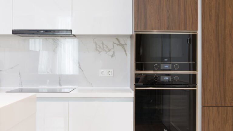 Banner de coifa ilha em cozinha moderna
