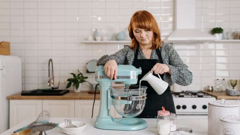 Batedeira ou mixer: qual o melhor para cada uso na cozinha?