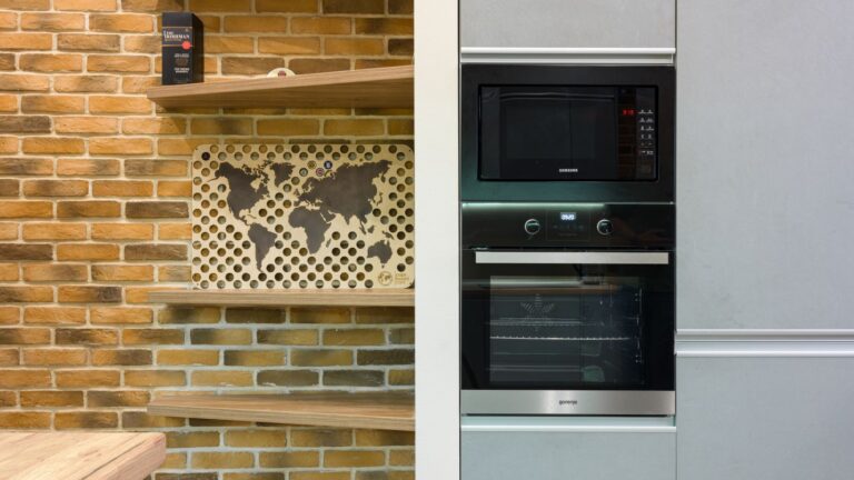 Micro-ondas com grill vale a pena? Vantagens, limites e quando compensa